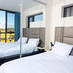 Comfort Two Bedroom Apartment In Lyneham